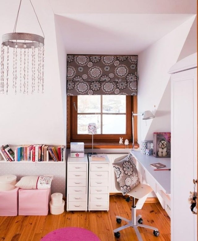 miestnosť pre mládež šikmá strecha-dievča-biela-stena-farba-hnedo-ružová-dekorácie