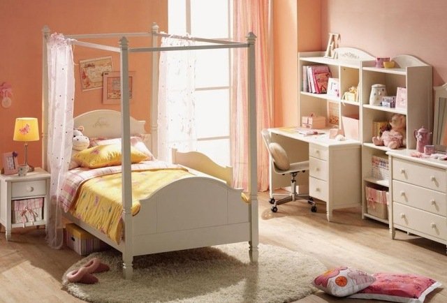 Teplý-moderný-dizajn-steny-v-detskej izbe-s-marhuľovou-svetlou