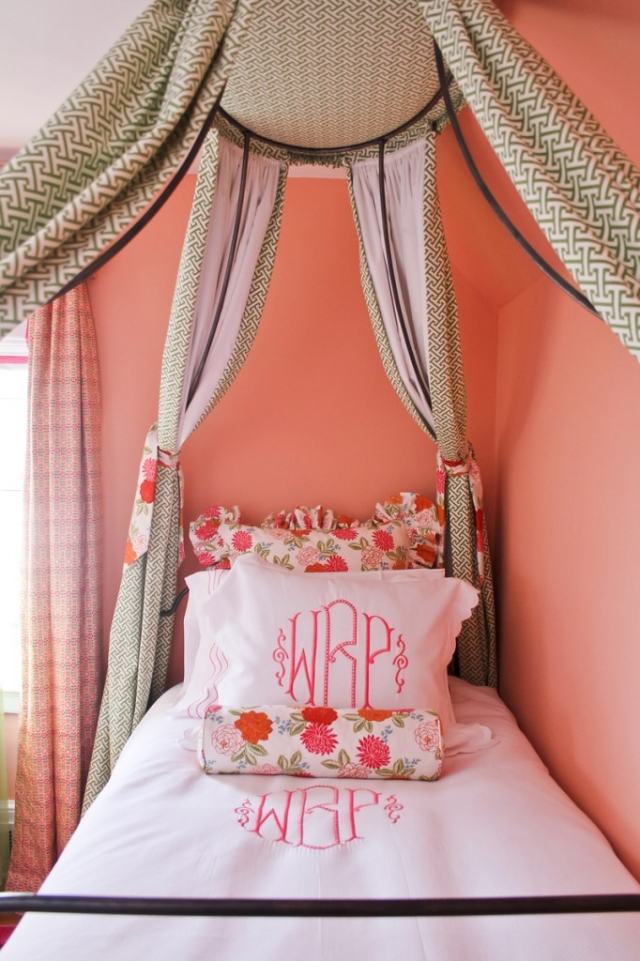 Design-steny-v-detskej-izbe-s-farbou-lososom-nuansami-so styrom-plagatom