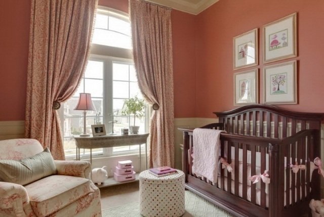 stenový dizajn-namiešané farby-koral-červená-losos-detská postieľka-tmavé-drevo