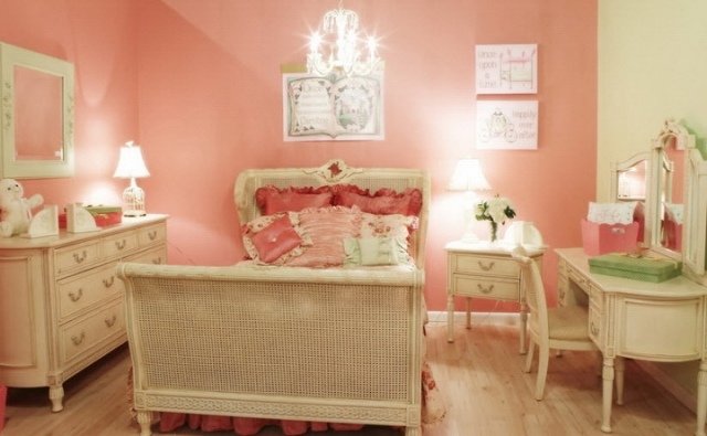 Klasický-dievčenský-nábytok-stena-dizajn-v-detskej izbe-s-farbou-losos
