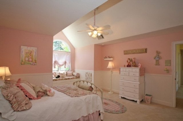 ozdobte-farbou-ružovými-odtieňmi-jemnou-detskou izbou-hranicami steny