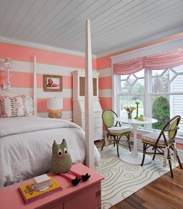dievčenská izba-steny-pruhy-horizontálne-plameniaky-ružovo-biele-farebné-nápady