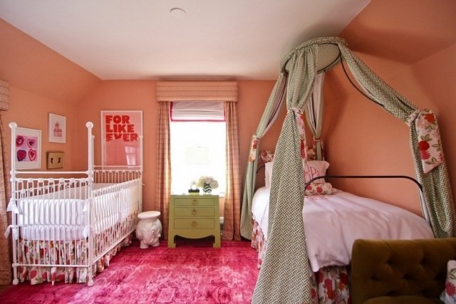 broskyňovo zafarbené-dievčatá-izbová-baldachýn-vzorovaná-vintage-koberec-ružová