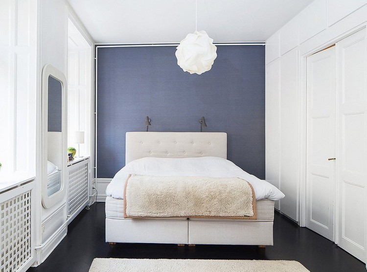 Boxová pružinová posteľ so svetlým čalúnením a modrosivou tapetou spálňa-stena-dizajn-tapeta-modro-sivá-box pružinová posteľ