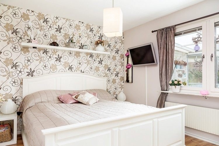 Tapeta s kvetinovým motívom v krémovej a béžovej farbe spálňa-stena-dizajn-tapeta-motív-kvetina-béžovo-krémová