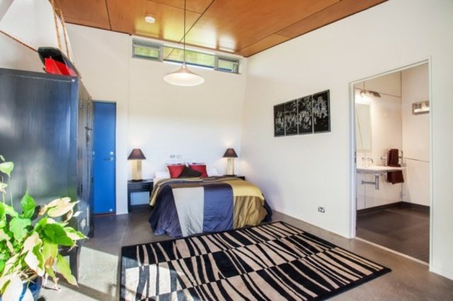 biela stena drevený strop spálňa zariadená Nástenné drevené stropné nápady na výzdobu spálne