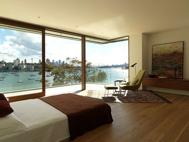 Spálňa v minimalistickom štýle, obrazová stena, drevená laminátová podlaha Štýlový obraz stena drevené laminátové sklenené posuvné dvere