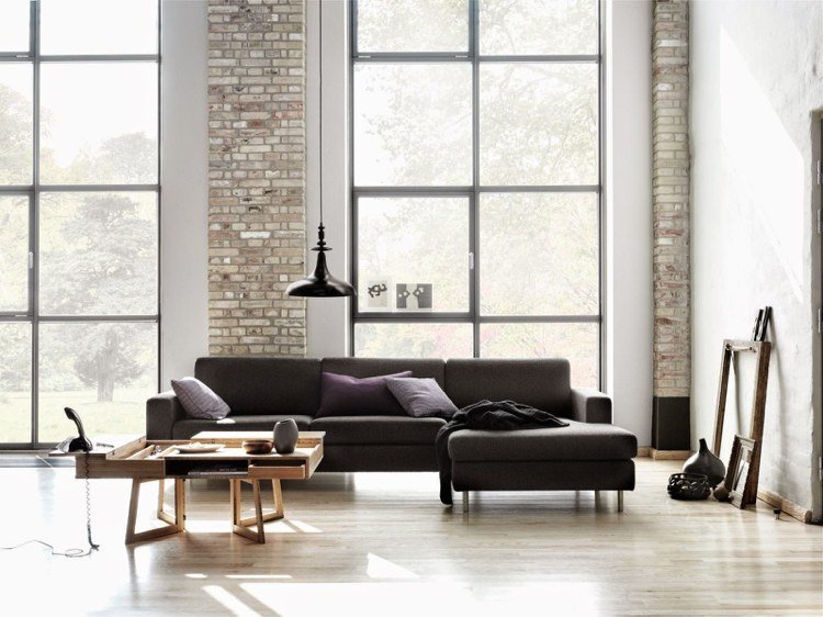 Stenový dizajn v obývacej izbe - akcenty z tehál v šedej farbe stenový dizajn-obývačka-tehlová stena-biela-rohová sedačka-antracit-čierna-tmavé-okno