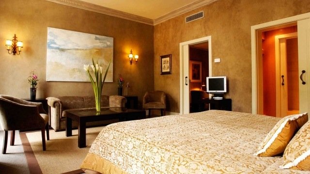 Nástenný dizajn-s-farbami-nápady-spálňa-zlaté-jemné-omietky-efekt