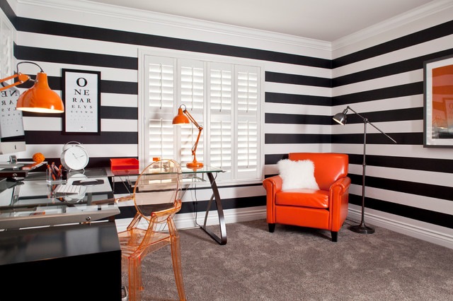 skrinka s čiernymi pruhmi oranžový nábytok