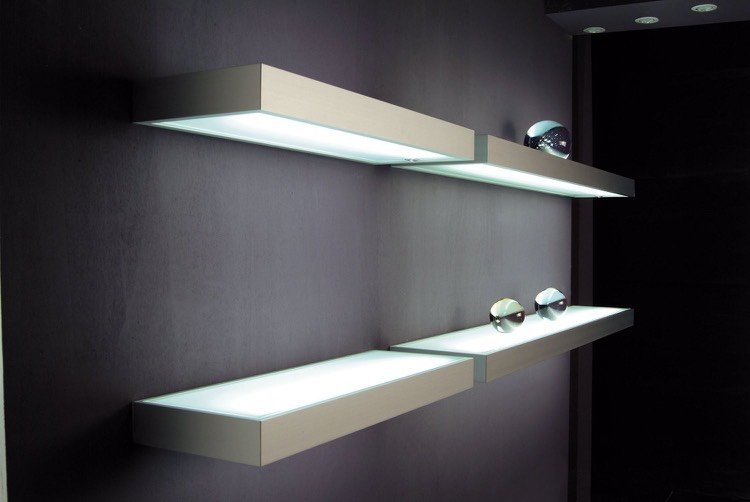 nástenná polica-dekorácia-led-osvetlená-bez-viditeľného držiaka