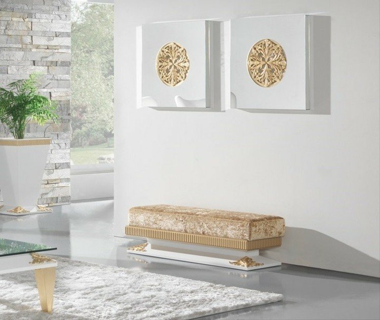 Obývacia izba s barokovými zrkadlovými zlatými motívmi