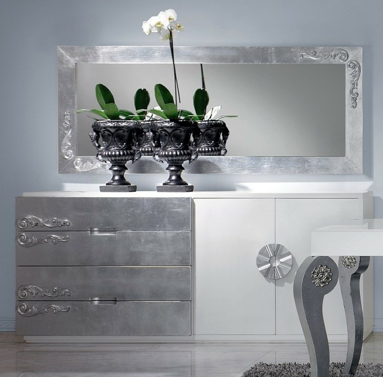 Komoda na stenu, zrkadlo, klasický nábytok, nápady do obývačky