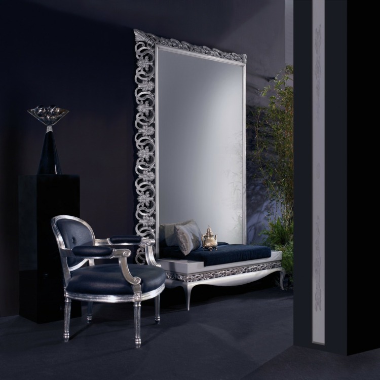 Nástenné zrkadlo elegantný strieborný rám z patinovaného zrkadla