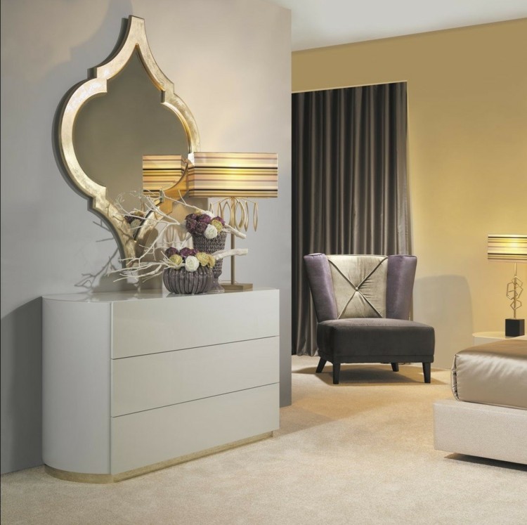 Biely toaletný stolík v barokovom zlatom ráme