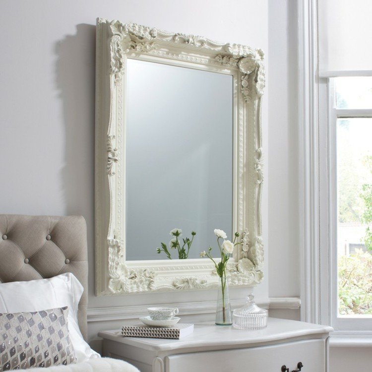 Nástenné zrkadlo barokový biely rám rezbársky spací stolík