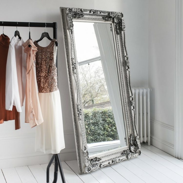 Nástenné zrkadlo baroková sedačka Chesterfield strieborný rám patina