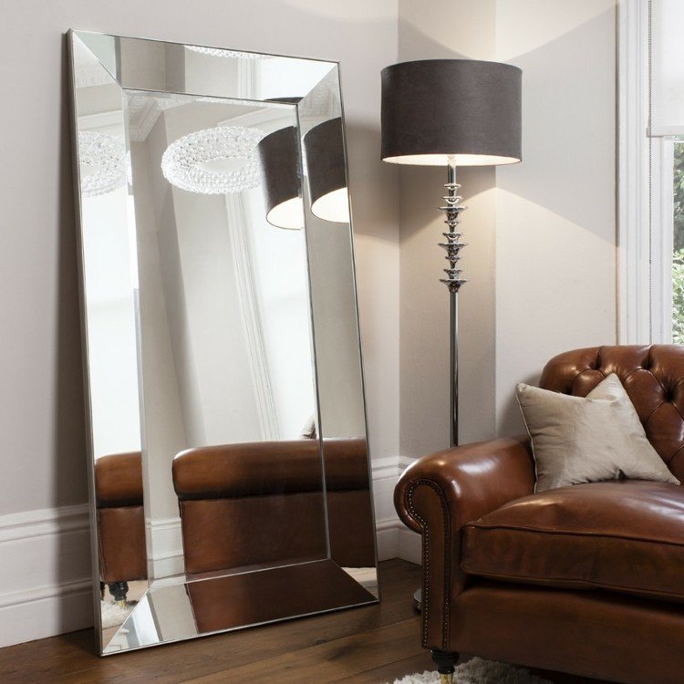 Nástenné zrkadlo baroková stojacia lampa kožená sedačka Chesterfield