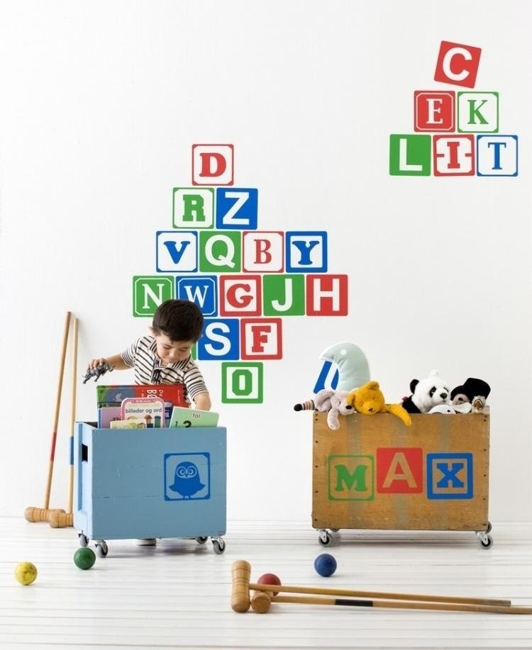 Nálepka na stenu-detská izba-kocka s písmenkom-červeno-modro-zelene plyšové zvieratká