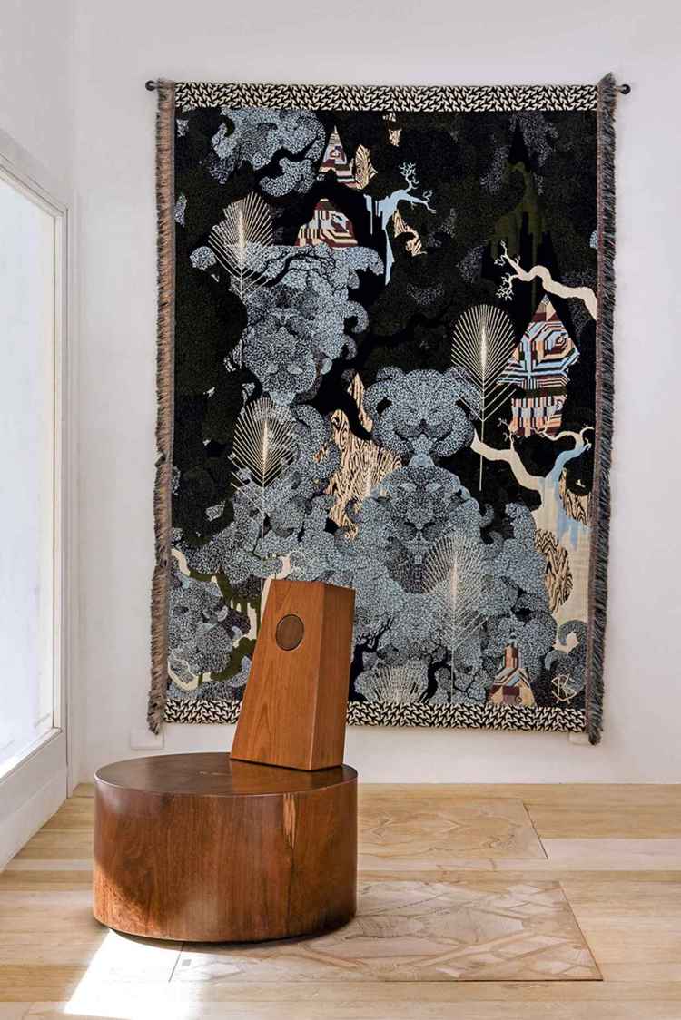 Dekorácia tapisérie, obrázky ázijských vzorov, tkané drevené stoličky, dizajnérske textílie