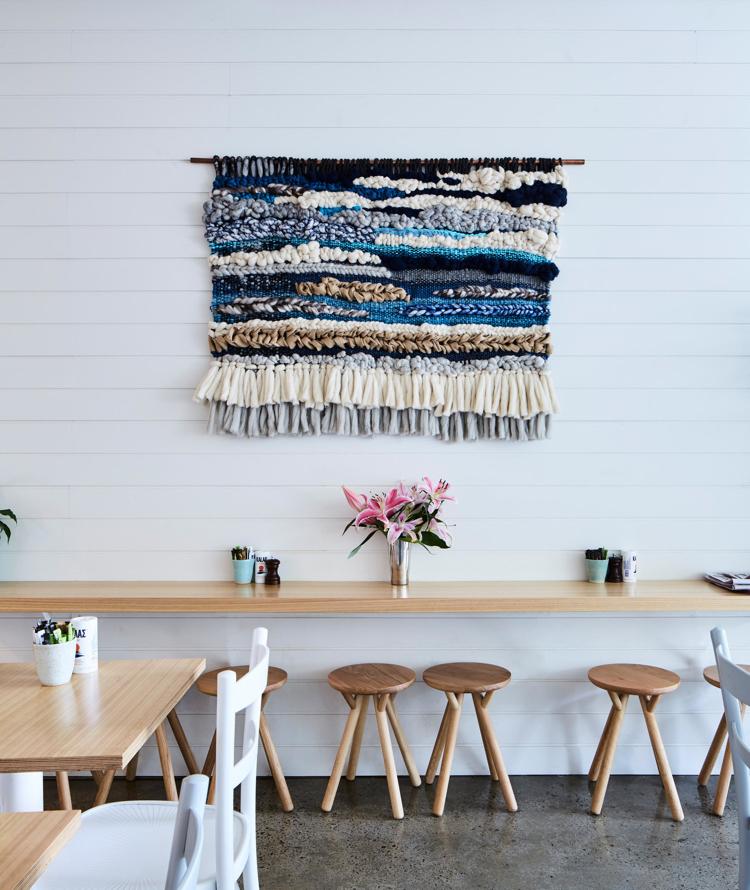 Jedáleň z tapisérie v dekore moderná macrame tkaná tmavomodrá námorná