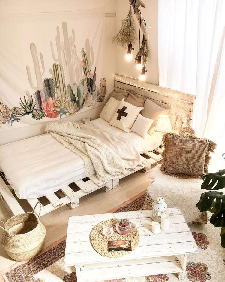 Boho chic spálňa s dekoratívnou tapisérskou tkaninou v modernom kaktusovom vzore