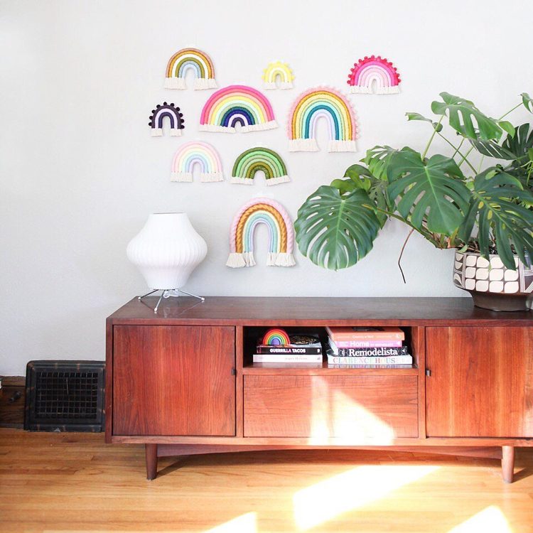 Nápad na dekoráciu gobelínu, aby ste si vyrobili dúhový macrame sami