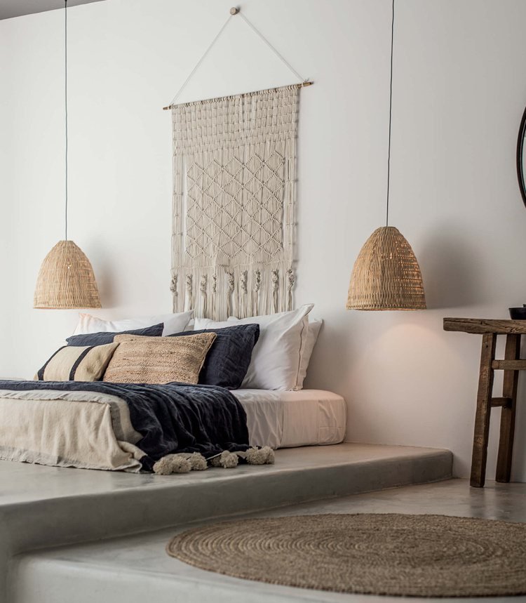 Gobelínové dekorácie macrame tkané nápady na dekoráciu stien spální v neutrálnych farbách