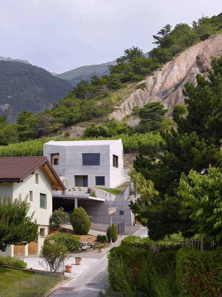 Betónový dom neruší horskú krajinu, pripomína kameň Obklad steny-jedľa drevo-betón-dom-moderný-dom-rocková architektúra