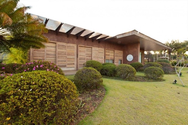 súkromná luxusná vila na šírku súkromné-luxusné-vily-krajiny-zimostrázové-drevené žalúzie