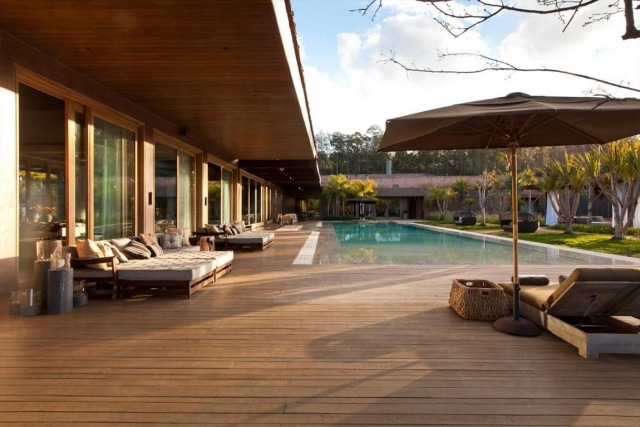 terasa drevená podlaha bazén lehátka terasa-drevená podlaha-bazén-plocha-ležadlá