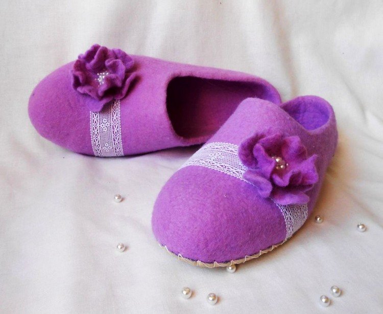 Plstené papuče vo fialovej farbe s ozdobou kvetov teplé papuče-plsť-purpurová-dámy-korková podrážka-kvety-studené-nohy-zima