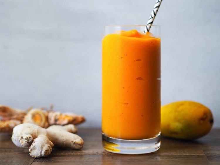 Recept na teplé smoothie s kurkumou, mangom a zázvorom