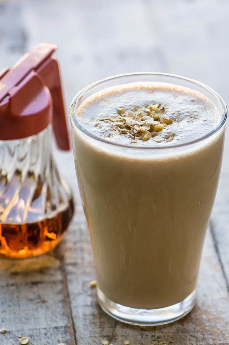 Teplé smoothie z vlašských orechov a ovsených vločiek s medom