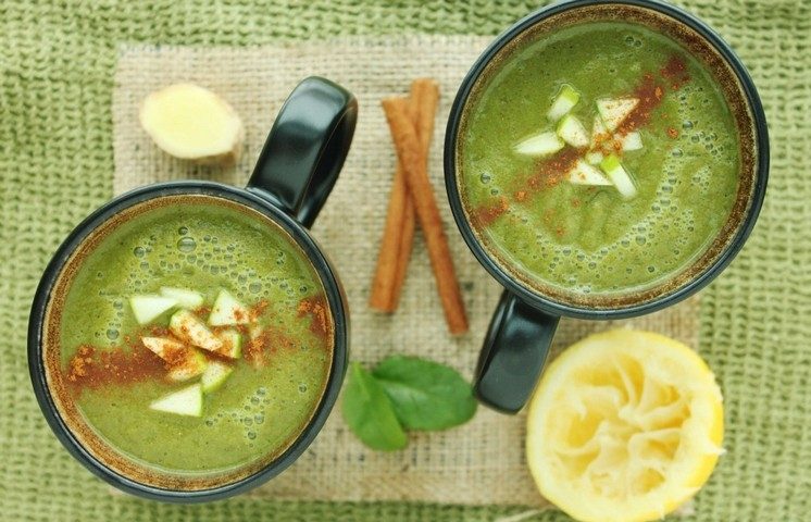 Teplé smoothie z jablka a špenátu, zdravé