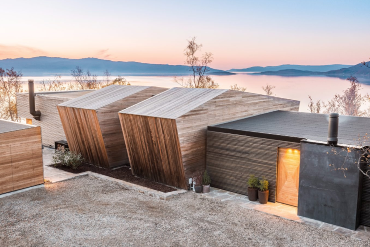 prázdninový dom s výhľadom na jazerný les