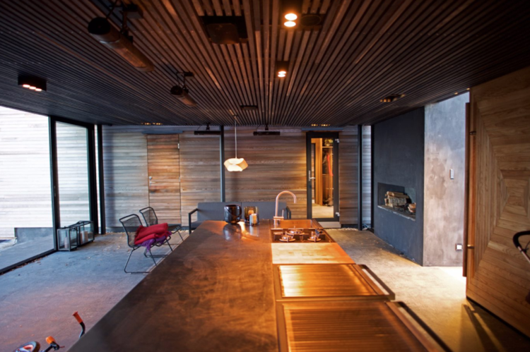 zimná záhrada ostrovná kuchyňa otvorený krb betónová podlaha