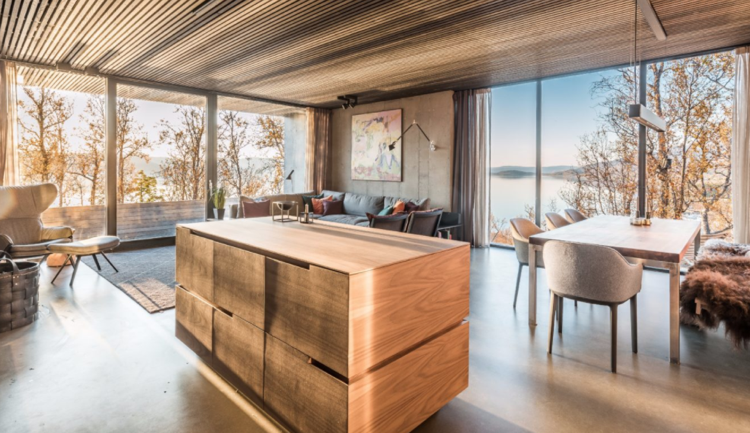 teplé drevené ostrovné betónové zasklenie od podlahy k stropu