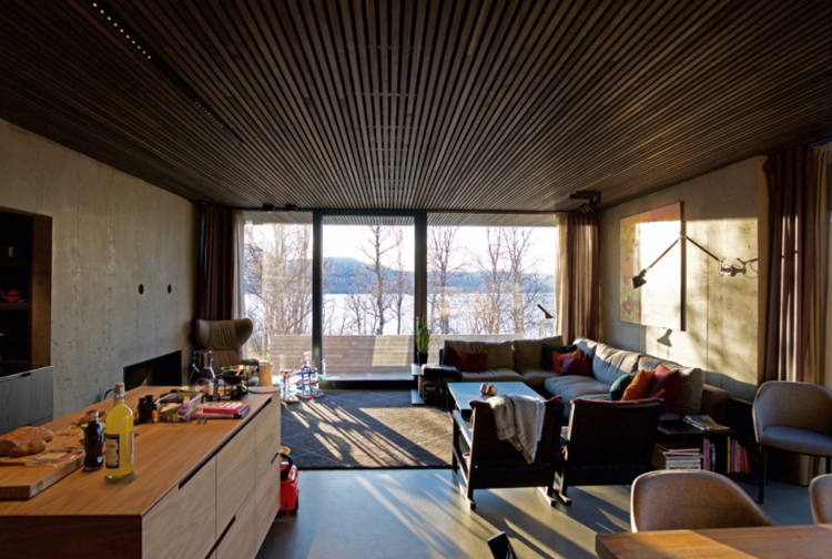 drevené lamely strop odhalené betónové steny obytná časť