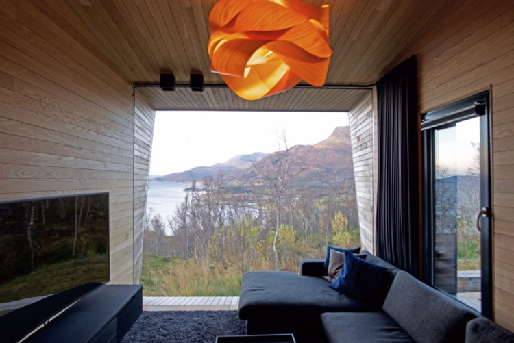 obývacia izba teplá drevená stena obklad sklenená stena výhľad