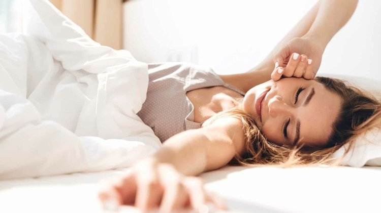 Pohodlné polohy na spanie namiesto ležania na bruchu pre zdravý chrbát a krk