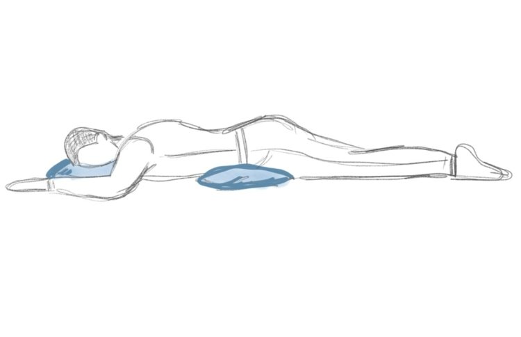 V polohe na bruchu chrbát odľahčuje vankúš pod bokmi