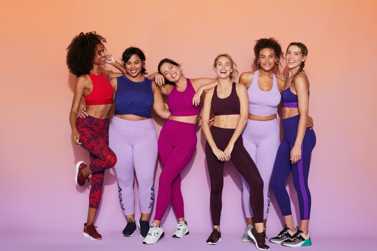 Posilňovňa, čo nosiť ženu, farebné pohodlné športové legíny a športová podprsenka pre dobrú náladu