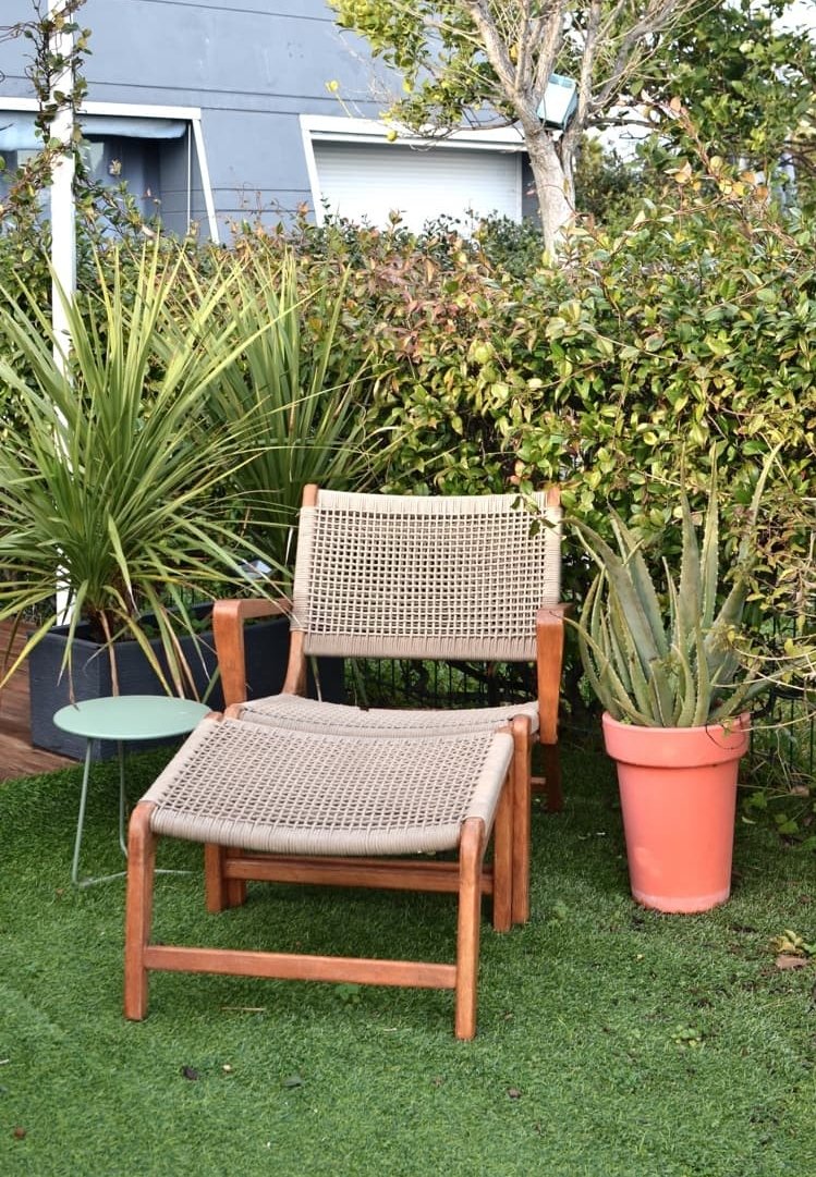 pohodlné ležadlo na relaxáciu v záhradnom kúte