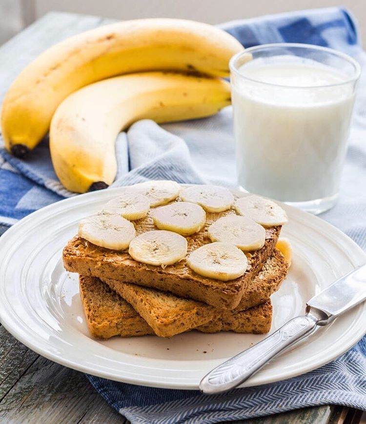 Po cvičení zjedzte toasty z banánového arašidového masla s pohárom mlieka