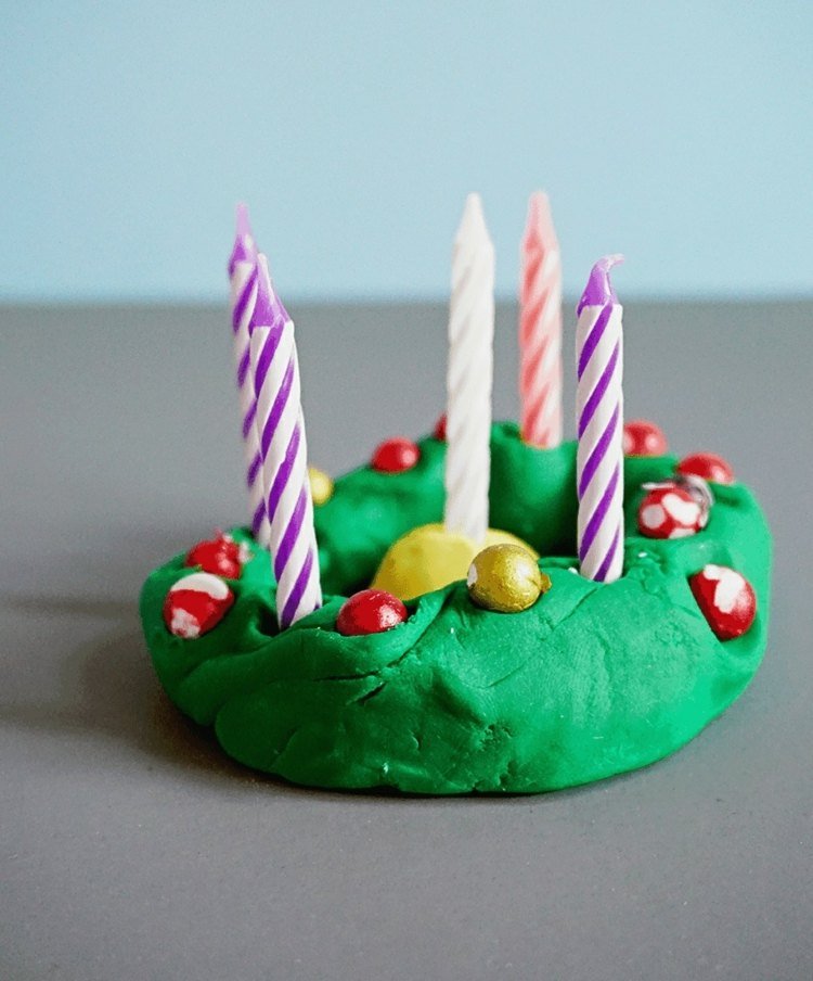 Jednoduchý nápad pre batoľatá s modelovacím ílom alebo soľným cestom - vyrobte si svoj vlastný adventný veniec