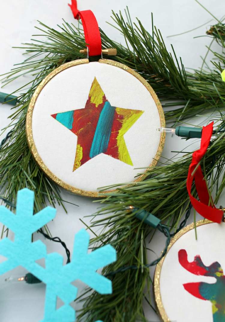 Vianočné ručné práce s deťmi na advent vo vyšívacích rámikoch s vianočnými motívmi