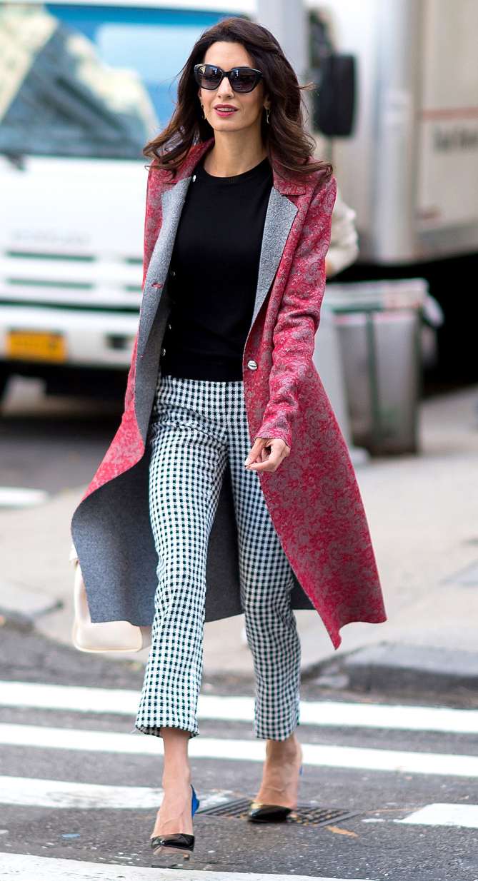 Dress code business casual ženy čierno biely červený kabát