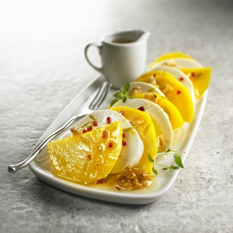 Mango s mozzarellou, orechom a koriandrom na občerstvenie medzi nimi